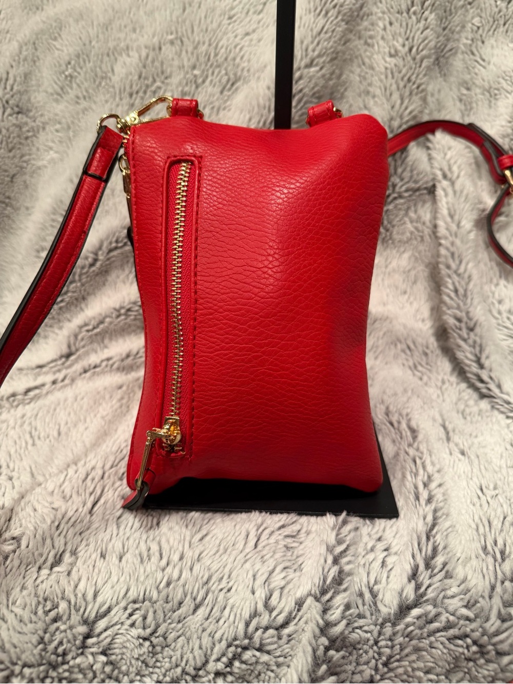Compact Red Leather Crossbody Bag with Gold-Tone Clasp - Picture 10 of 13